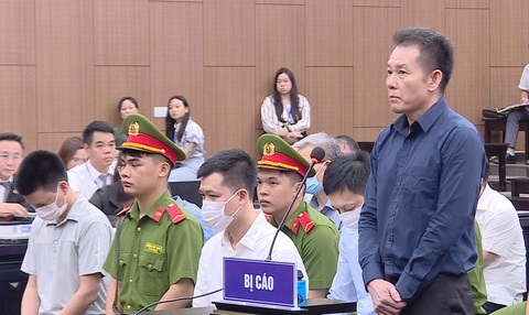 Bị cáo Nguyễn Tiến Mạnh tự bào chữa tại tòa - Ảnh: NAM ANH Bị cáo Nguyễn Tiến Mạnh tự bào chữa tại tòa - Ảnh: NAM ANH