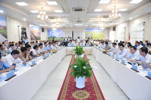 Lấy nước vùng Sông Hậu để rửa mặn tăng diện tích nuôi tôm - Ảnh 1. Hội thảo "Giải pháp môi trường phát triển bền vững ngành tôm" với sự tham gia của đông đảo chuyên gia, doanh nghiệp, nông dân - Ảnh: QUANG ĐỊNH
