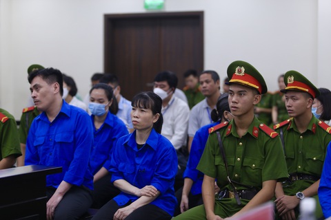 Cựu cục phó quản lý thị trường Trần Hùng bị đề nghị 9-10 năm tù - Ảnh 2. Các bị cáo tại tòa - Ảnh: DANH TRỌNG