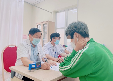 PGS.TS Nguyễn Quang khám và tư vấn cho bệnh nhân - Ảnh: Bệnh viện cung cấp PGS.TS Nguyễn Quang khám và tư vấn cho bệnh nhân - Ảnh: Bệnh viện cung cấp