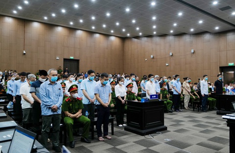 Các bị cáo vụ chuyến bay giải cứu 'kiếm tiền trong sự khó khăn, cùng cực của người dân' - Ảnh 2. Các bị cáo tại tòa - Ảnh: DANH TRỌNG