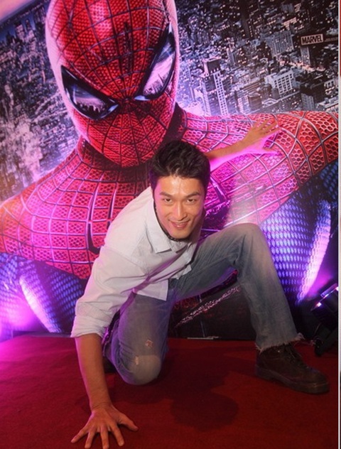Johnny Trí Nguyễn lần đầu kể hậu trường đóng thế siêu anh hùng Spider Man - Ảnh 2. Johnny Trí Nguyễn là diễn viên đóng thế cho nam chính của Spider Man 1 và 2