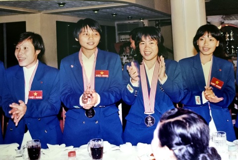 Bóng đá nữ Việt Nam, 30 năm hành trình World Cup - Kỳ 3: Đoạt cúp ngay chuyến xuất ngoại đầu tiên - Ảnh 3. Những cô gái vàng của thời kỳ đầu bóng đá nữ Việt Nam ra đấu trường quốc tế - Ảnh tư liệu