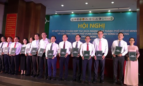 Ký hợp tác y tế để người dân không phải lên tuyến trên khám và điều trị - Ảnh 2. Sở Y tế TP.HCM ký kết biên bản hợp tác y tế toàn diện với 13 tỉnh thành Đồng bằng sông Cửu Long - Ảnh: T.LŨY