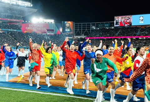 Vũ công khoác áo 32 đại diện quốc gia trong đó có Việt Nam góp phần làm sinh động lễ khai mạc World Cup nữ 2023 - Ảnh: TRUNG NGHĨA Vũ công khoác áo 32 đại diện quốc gia trong đó có Việt Nam góp phần làm sinh động lễ khai mạc World Cup nữ 2023 - Ảnh: TRUNG NGHĨA