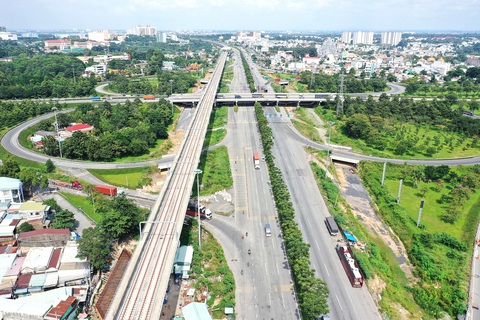 Tuyến metro số 1 Bến Thành - Suối Tiên đang được đầu tư xây dựng kết nối giao thông đường bộ và các tỉnh Bình Dương, Đồng Nai - Ảnh: TỰ TRUNG Tuyến metro số 1 Bến Thành - Suối Tiên đang được đầu tư xây dựng kết nối giao thông đường bộ và các tỉnh Bình Dương, Đồng Nai - Ảnh: TỰ TRUNG