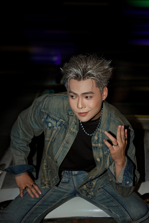'Học trò Tuấn Hưng' Mr. B tái xuất cực ấn tượng trong MV mới - Ảnh 2. Mr. B cũng lột xác trong phong cách âm nhạc và giọng hát