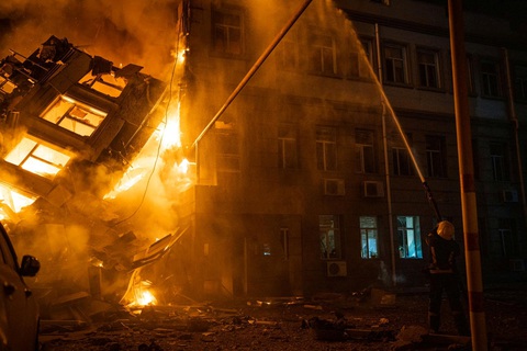 Tin tức thế giới 21-7: Ukraine nói Nga dùng 90 drone trong 4 ngày; Nga bác âm mưu ở Biển Đen - Ảnh 1. Lính cứu hỏa làm việc tại một tòa nhà hành chính bị hư hại nặng do bị tấn công bằng tên lửa ở Odessa, Ukraine ngày 20-7 - Ảnh: REUTERS