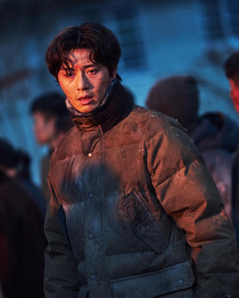 Park Seo Joon 'tấu hài' cực mạnh với 'chiêu' quảng bá phim mới - Ảnh 3. Tạo hình nhân vật Min Seong của Park Seo Joon trên phim