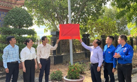 Khánh thành công trình thắp sáng nghĩa trang Liệt sĩ xã Hòa Tiến - Ảnh 2. 2.Đại diện lãnh đạo PC Đà Nẵng và chính quyền địa phương kéo băng khánh thành đưa vào sử dụng công trình