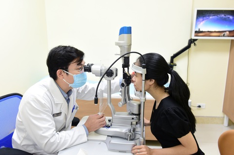 Bệnh viện Mắt TP.HCM mổ thay thủy tinh thể cả ngày thứ bảy và chủ nhật - Ảnh 1. Số lượng người bệnh cần phẫu thuật thay thủy tinh thể nhân tạo (mổ phaco) tăng cao - Ảnh: DUYÊN PHAN