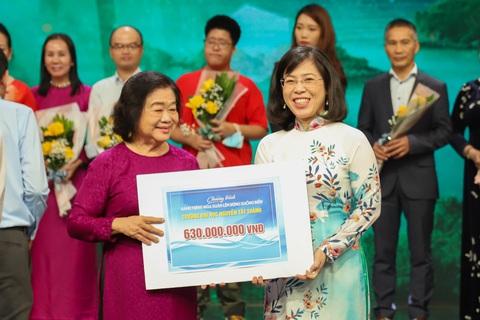 Học bổng cho tân sinh viên Trường ĐH Nguyễn Tất Thành hấp dẫn thế nào? - Ảnh 2. Trường ĐH Nguyễn Tất Thành là một trong những đơn vị tích cực luôn sát cánh và đồng hành cùng học sinh - sinh viên Quỹ học bổng Vừ A Dính và CLB Vì Hoàng Sa - Trường Sa thân yêu
