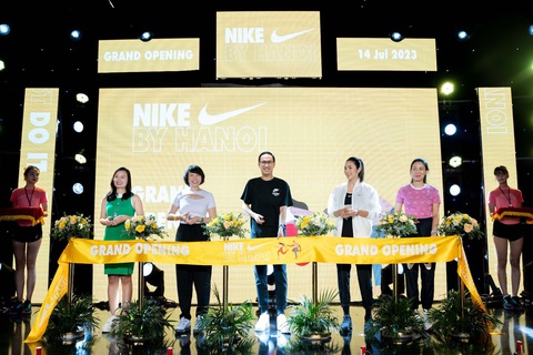 Nike khai trương cửa hàng ‘bản địa hoá’ tại Hà Nội - Ảnh 1. Tăng Thanh Hà và Louis Nguyễn cùng lãnh đạo thương hiệu cắt băng khai trương cửa hàng