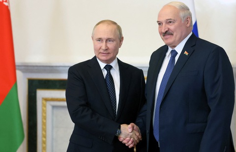Ông Putin: Gây hấn với Belarus đồng nghĩa tấn công Nga - Ảnh 1. Tổng thống Nga Vladimir Putin (trái) trong cuộc gặp với người đồng cấp Belarus Alexander Lukashenko tại Saint Petersburg, Nga hồi tháng 6-2022 - Ảnh: SPUTNIK