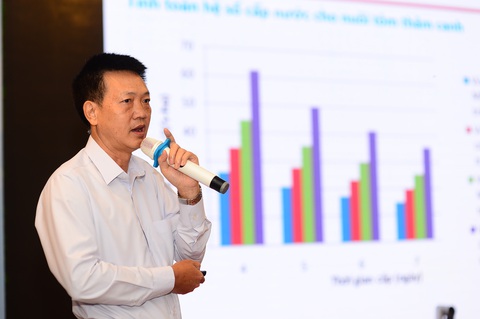 Nông dân lãnh đủ do quy trình xét nghiệm tôm lạc hậu? - Ảnh 4. PGS.TS Nguyễn Phú Quỳnh - phó viện trưởng Viện Khoa học thủy lợi miền Nam - trình bày tham luận Hạ tầng thủy lợi không theo kịp đà tăng trưởng ngành tôm: hệ lụy và giải pháp - Ảnh: QUANG ĐỊNH