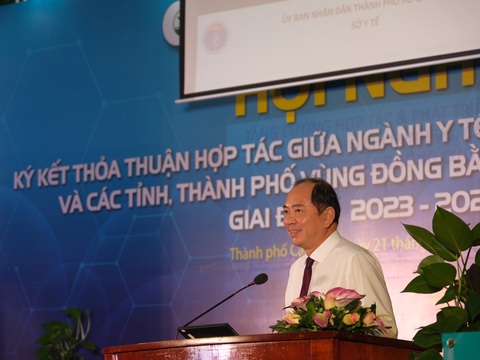 Ký hợp tác y tế để người dân không phải lên tuyến trên khám và điều trị - Ảnh 1. Ông Tăng Chí Thượng - giám đốc Sở Y tế TP.HCM - phát biểu tại buổi ký kết hợp tác y tế với 13 tỉnh thành Đồng bằng sông Cửu Long - Ảnh: T.LŨY