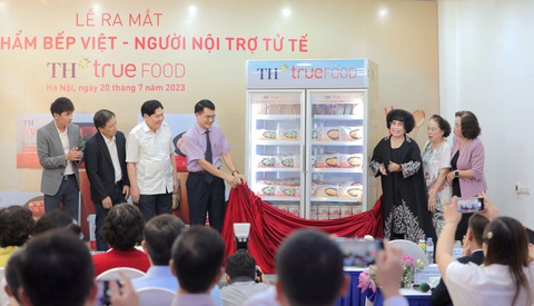 Chủ tịch hội đồng chiến lược Tập đoàn TH - bà Thái Hương cùng GS-TS Phan Thị Kim - nguyên cục trưởng Cục An toàn thực phẩm; GS. TS. Lê Thị Hợp - Nguyên Viện trưởng Viện Dinh dưỡng Quốc gia; PGS.TS Trần Thanh Dương - Viện trưởng Viện Dinh dưỡng quốc gia và các vị khách quý thực hiện nghi thức ra mắt sản phẩm Chủ tịch hội đồng chiến lược Tập đoàn TH - bà Thái Hương cùng GS-TS Phan Thị Kim - nguyên cục trưởng Cục An toàn thực phẩm; GS. TS. Lê Thị Hợp - Nguyên Viện trưởng Viện Dinh dưỡng Quốc gia; PGS.TS Trần Thanh Dương - Viện trưởng Viện Dinh dưỡng quốc gia và các vị khách quý thực hiện nghi thức ra mắt sản phẩm