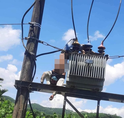 Cắt trộm dây cáp điện, người đàn ông bị phóng điện bỏng nặng - Ảnh 1. Người đàn ông bị phóng điện nằm vắt vẻo trên trạm biến áp - Ảnh: Điện lực Hiệp Đức