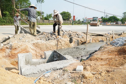 Quảng Nam yêu cầu thanh tra về giải ngân đầu tư công các dự án - Ảnh 1. Quảng Nam thanh tra về công tác giải ngân đầu tư công các dự án. Trong ảnh: một dự án xây dựng ở Quảng Nam - Ảnh: LÊ TRUNG