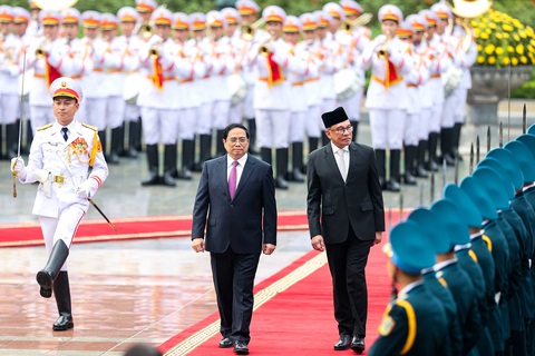 Thủ tướng Phạm Minh Chính và Thủ tướng Malaysia Anwar Ibrahim duyệt đội danh dự - Ảnh: NGUYỄN KHÁNH Thủ tướng Phạm Minh Chính và Thủ tướng Malaysia Anwar Ibrahim duyệt đội danh dự - Ảnh: NGUYỄN KHÁNH