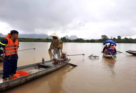 Nước sông sâu, chảy xiết và mưa lớn đang gây khó khăn cho công tác tìm kiếm các nạn nhân - Ảnh: N.THẮNG Nước sông sâu, chảy xiết và mưa lớn đang gây khó khăn cho công tác tìm kiếm các nạn nhân - Ảnh: N.THẮNG