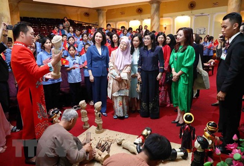 Hai Phu nhân Thủ tướng Việt Nam và Malaysia cùng thưởng thức múa rối nước - Ảnh 2. Đại diện nhà hát giới thiệu với hai phu nhân về loại hình nghệ thuật dân gian múa rối nước - Ảnh: TTXVN
