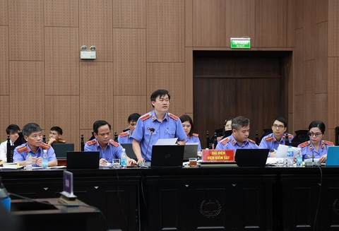 Hoàng Văn Hưng đề nghị viện kiểm sát đưa chứng cứ trong cặp số có 450 ngàn USD - Ảnh 2. Đại diện viện kiểm sát nêu quan điểm đối đáp trong phiên tòa chuyến bay giải cứu - Ảnh: NAM PHƯƠNG