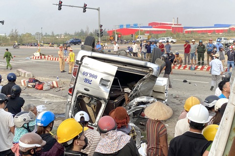 Tai nạn giao thông đối với xe khách luôn để lại hậu quả thảm khốc, trong ảnh là vụ tai nạn xảy ra ở Quảng Nam khiến 10 người dân Quảng Ngãi tử vong - Ảnh: LÊ TRUNG Tai nạn giao thông đối với xe khách luôn để lại hậu quả thảm khốc, trong ảnh là vụ tai nạn xảy ra ở Quảng Nam khiến 10 người dân Quảng Ngãi tử vong - Ảnh: LÊ TRUNG