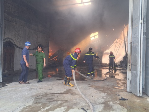 2h chữa cháy kho hàng bốc cháy ngùn ngụt ở Pleiku - Ảnh 1. Lực lượng chức năng chữa cháy tại hiện trường - Ảnh: ANH THƯ
