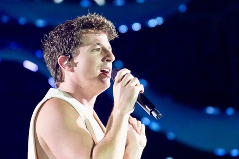Charlie Puth hát live suốt 75 phút với chất giọng ổn định, càng về đêm càng trong và vang dài - Ảnh: HỮU HẠNH Charlie Puth hát live suốt 75 phút với chất giọng ổn định, càng về đêm càng trong và vang dài - Ảnh: HỮU HẠNH