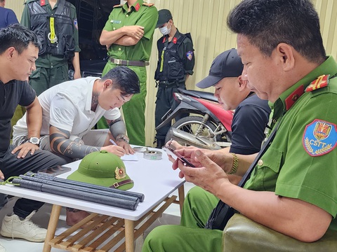 Triệt phá tụ điểm đánh bạc bằng hình thức Poker ăn tiền ở Phú Quốc - Ảnh 2. Công an làm việc với Phan Hoàng Dương - người đại diện Công ty bảo vệ, vệ sĩ Đại Việt - Ảnh: Công an cung cấp
