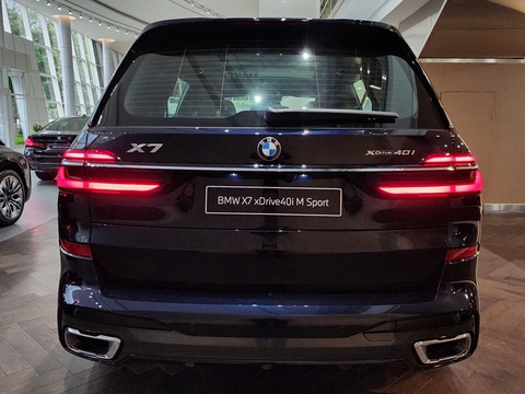 Tin tức giá xe: BMW X7 2023 giảm cả tỉ đồng - Ảnh 4. BMW X7 2023 ở Việt Nam là bản nâng cấp giữa vòng đời. So với bản cũ, X7 có mặt trước với cụm đèn chiếu sáng Adaptive LED đặt thấp, tách biệt với dải LED ban ngày cùng thiết kế bộ cản góc cạnh hơn. Hai bản M Sport và Pure Excellence khác nhau ở bộ cản cùng mâm kích thước 21 inch và 22 inch - Ảnh: Đại lý BMW/Facebook