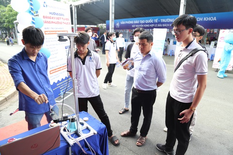 Đông đảo thí sinh đến ngày hội lựa chọn nguyện vọng xét tuyển 2023 - Ảnh 4. Học sinh tìm hiểu sản phẩm sáng tạo của sinh viên Đại học Bách khoa (ĐHQG TP.HCM) - Ảnh: PHƯƠNG QUYÊN