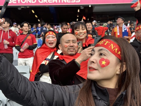 Chùm ảnh: Không khí cuồng nhiệt trên sân Eden Park trước giờ ra sân của tuyển nữ Việt Nam - Ảnh 2. Các cổ động viên Việt Nam háo hức chờ đợi tuyển nữ Việt Nam ra sân - Ảnh: TR.N.