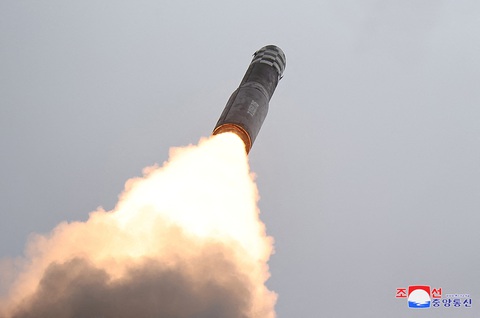 Tên lửa đạn đạo xuyên lục địa Hwasong-18 của Triều Tiên được phóng vào ngày 13-7 - Ảnh: REUTERS Tên lửa đạn đạo xuyên lục địa Hwasong-18 của Triều Tiên được phóng vào ngày 13-7 - Ảnh: REUTERS