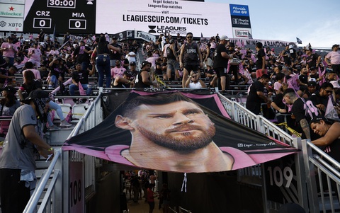 Messi rực sáng giúp Inter Miami thắng ngoạn mục - Ảnh 2. CĐV Miami chào đón Messi trên khán đài - Ảnh: REUTERS