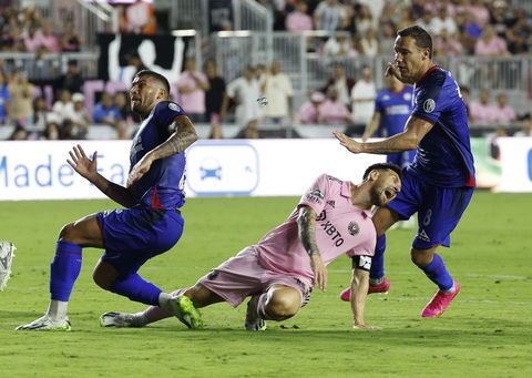 Messi rực sáng giúp Inter Miami thắng ngoạn mục - Ảnh 4. Messi bị chăm sóc kỹ lưỡng - Ảnh: REUTERS