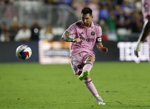 Messi rực sáng giúp Inter Miami thắng ngoạn mục - Ảnh 5. Cú đá phạt sở trường của Messi - Ảnh: REUTERS