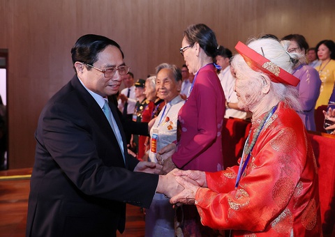 Thủ tướng Phạm Minh Chính: Đảng, Nhà nước, nhân dân mãi mãi tri ân người có công - Ảnh 2. Thủ tướng Phạm Minh Chính thăm hỏi các Mẹ Việt Nam anh hùng tham dự Hội nghị biểu dương người có công với cách mạng tiêu biểu toàn quốc năm 2023.
