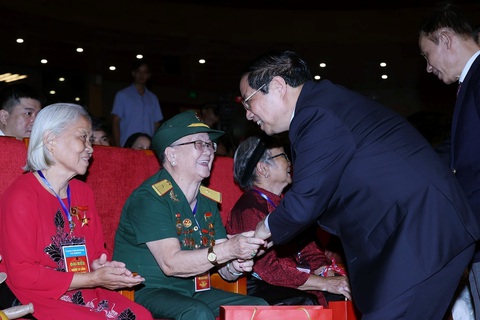 Thủ tướng Phạm Minh Chính: Đảng, Nhà nước, nhân dân mãi mãi tri ân người có công - Ảnh 3. Thủ tướng Phạm Minh Chính thăm hỏi, tặng quà cho các Mẹ Việt Nam anh hùng tham dự Hội nghị biểu dương người có công với cách mạng tiêu biểu toàn quốc năm 2023.