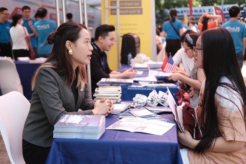 Đông đảo thí sinh đến ngày hội lựa chọn nguyện vọng xét tuyển 2023 - Ảnh 8. Thí sinh nghe tư vấn của thầy cô - Ảnh: MAI THƯƠNG