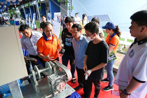 Đông đảo thí sinh đến ngày hội lựa chọn nguyện vọng xét tuyển 2023 - Ảnh 9. Phụ huynh và học sinh tìm hiểu về máy thử rung động do sinh viên chế tạo - Ảnh: PHƯƠNG QUYÊN