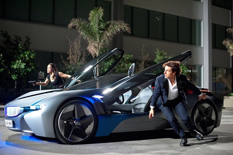 Trong một lần truy bắt kẻ thù, người hùng Ethan Hunt đã có màn rượt đuổi gay cấn trên chiếc xe thể thao hybrid BMW i8 (khoảng 4 tỉ đồng). Xế hộp trên có đặc điểm ấn tượng như động cơ 3 xy lanh tăng áp 1,5 lít, một mô tơ điện, tạo ra tổng công suất 357 mã lực, mô men xoắn tổng 570 Nm, có gầm xe ốp, rèm khí ở tấm chắn gió phía trước, mui xe phẳng và các ống dẫn khí giữa khung mui và đèn hậu... Trong một lần truy bắt kẻ thù, người hùng Ethan Hunt đã có màn rượt đuổi gay cấn trên chiếc xe thể thao hybrid BMW i8 (khoảng 4 tỉ đồng). Xế hộp trên có đặc điểm ấn tượng như động cơ 3 xy lanh tăng áp 1,5 lít, một mô tơ điện, tạo ra tổng công suất 357 mã lực, mô men xoắn tổng 570 Nm, có gầm xe ốp, rèm khí ở tấm chắn gió phía trước, mui xe phẳng và các ống dẫn khí giữa khung mui và đèn hậu...