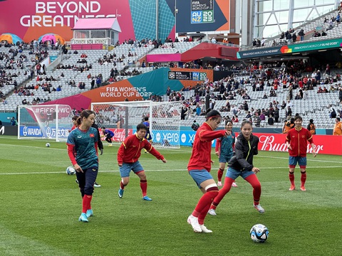 Chùm ảnh: Không khí cuồng nhiệt trên sân Eden Park trước giờ ra sân của tuyển nữ Việt Nam - Ảnh 4. Các cổ động viên Việt Nam háo hức chờ đợi tuyển nữ Việt Nam ra sân - Ảnh: TR.N.