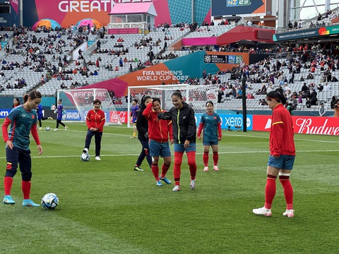 Chùm ảnh: Không khí cuồng nhiệt trên sân Eden Park trước giờ ra sân của tuyển nữ Việt Nam - Ảnh 10. Các cổ động viên Việt Nam háo hức chờ đợi tuyển nữ Việt Nam ra sân - Ảnh: TR.N.