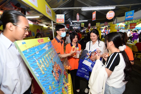 Đông đảo thí sinh đến ngày hội lựa chọn nguyện vọng xét tuyển 2023 - Ảnh 5. Học sinh chơi trò chơi tại gian của Trường đại học Công nghệ TP.HCM - Ảnh: QUANG ĐỊNH