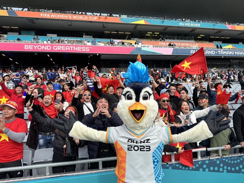 Chùm ảnh: Không khí cuồng nhiệt trên sân Eden Park trước giờ ra sân của tuyển nữ Việt Nam - Ảnh 9. Các cổ động viên Việt Nam háo hức chờ đợi tuyển nữ Việt Nam ra sân - Ảnh: TR.N.