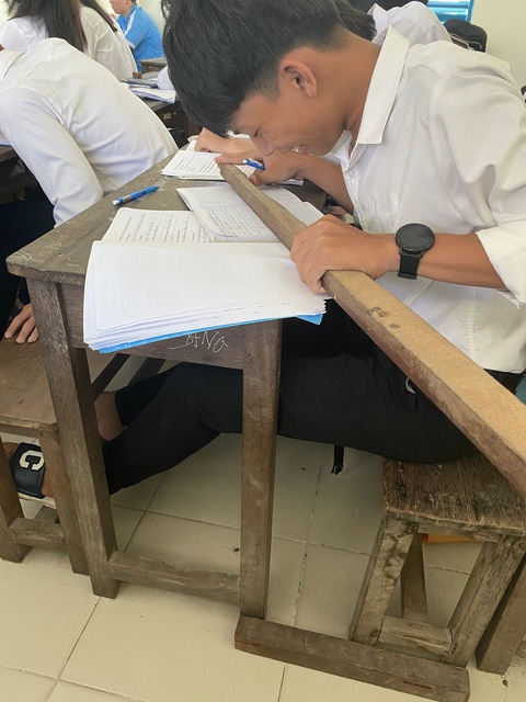 Ảnh vui 22-7: Thân gửi con rể tương lai! - Ảnh 4. Ai không có thước kẻ thầy ghi tên vào sổ đầu bài nhé.