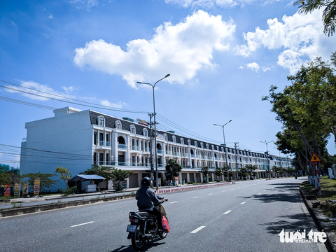 Xót xa những dãy shophouse tiền tỉ im lìm hoang vắng - Ảnh 2. Dãy shophouse hoành tráng nhưng vắng lặng trên trục đường Mê Linh, quận Liên Chiểu.