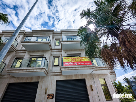 Xót xa những dãy shophouse tiền tỉ im lìm hoang vắng - Ảnh 7. Chủ nhà treo bảng cho thuê nguyên căn shophouse chưa hoàn thiện mặt trong với giá 5 triệu đồng/tháng.
